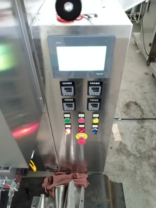 Detail stroje na balení vysokorychlostního kečupu KEFAI - ovládací panel