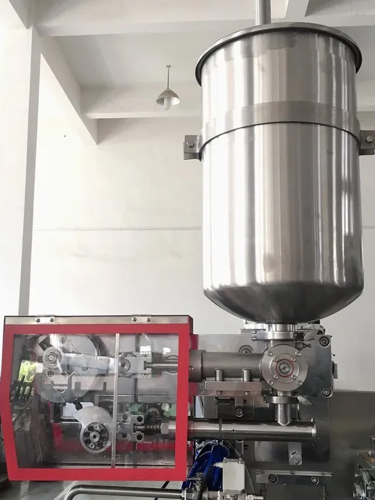 Detail stroje na balení vysokorychlostního kečupu KEFAI - násypka